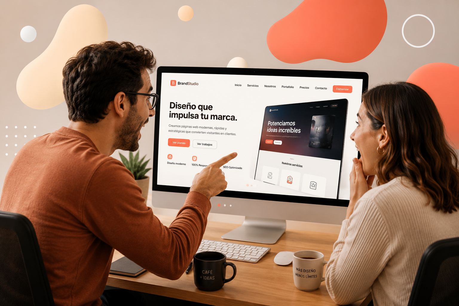 Pareja viendo una página web profesional en computadora